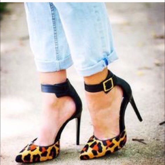 Steve Madden *Flshback* Pumps - Picture 4 of 7